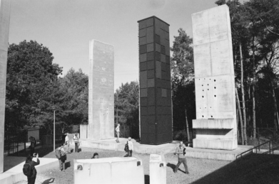 Read more about the article CÉCILE MASSART – SARCOPHAGI – RADIOACTIVE WASTE